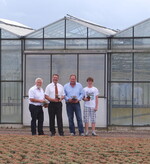Dr. Robert Kloos und Heinrich Hiep bei der Führung über die umfangreichen Freilandflächen im Betrieb von Udo Keyers und Sohn Jan (von links nach rechts).