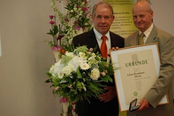 Heinz Herker, Prsident des Zentralverbandes Gartenbau (ZVG), dankte Klaus Hiltmann
(rechts) fr dessen unermdlichen und fachlich hervorragenden Einsatz im Rahmen des Projektes
Entente Florale/Unsere Stadt blht auf