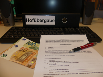 Beim Evangelischen Bauernwerk in Wrttemberg knnen die beiden Broschren "Hofbergabe" und "Hof ohne Nachfolge" bestellt werden. <br>