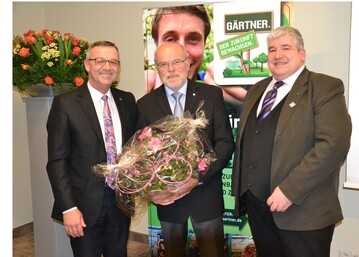Jrgen Mertz, Prsident des Zentralverbandes Gartenbau (ZVG) (li.) und Ralf Kretschmer, Vorsitzender des ZVG-Bildungsausschusses (re.), danken Walter Holbeck fr den jahrzehntelangen Einsatz im Dienste der deutschen Grtnerinnen und Grtner.