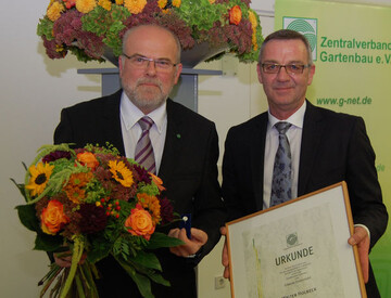 Jrgen Mertz,Prsident des Zentralverbandes Gartenbau, verlieh Walter Holbeck die Silberne Ehrennadel.