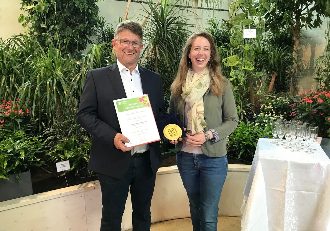 Hallenschau 4: Wohnen sie schn?":Leo Thissen erhielt die Groe Goldmedaille der Deutschen Bundesgartenschau-Gesellschaft (DBG) von DBG-Mitarbeiterin Corinna Klein.