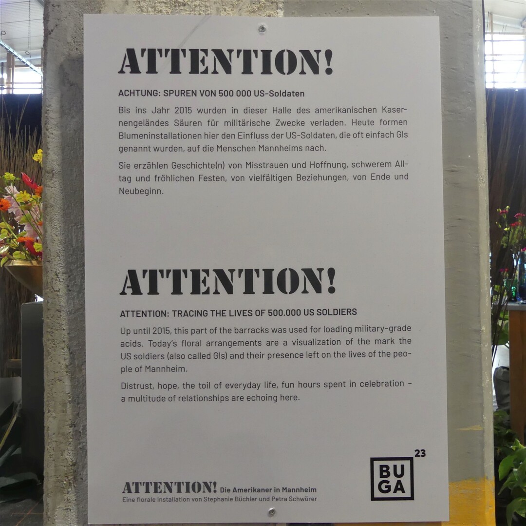 Hallenschau 5: Attention!  Die Amerikaner in Mannheim:Die Gestalterinnen haben die Hallenschau mit informativen Tafeln ausgestattet.