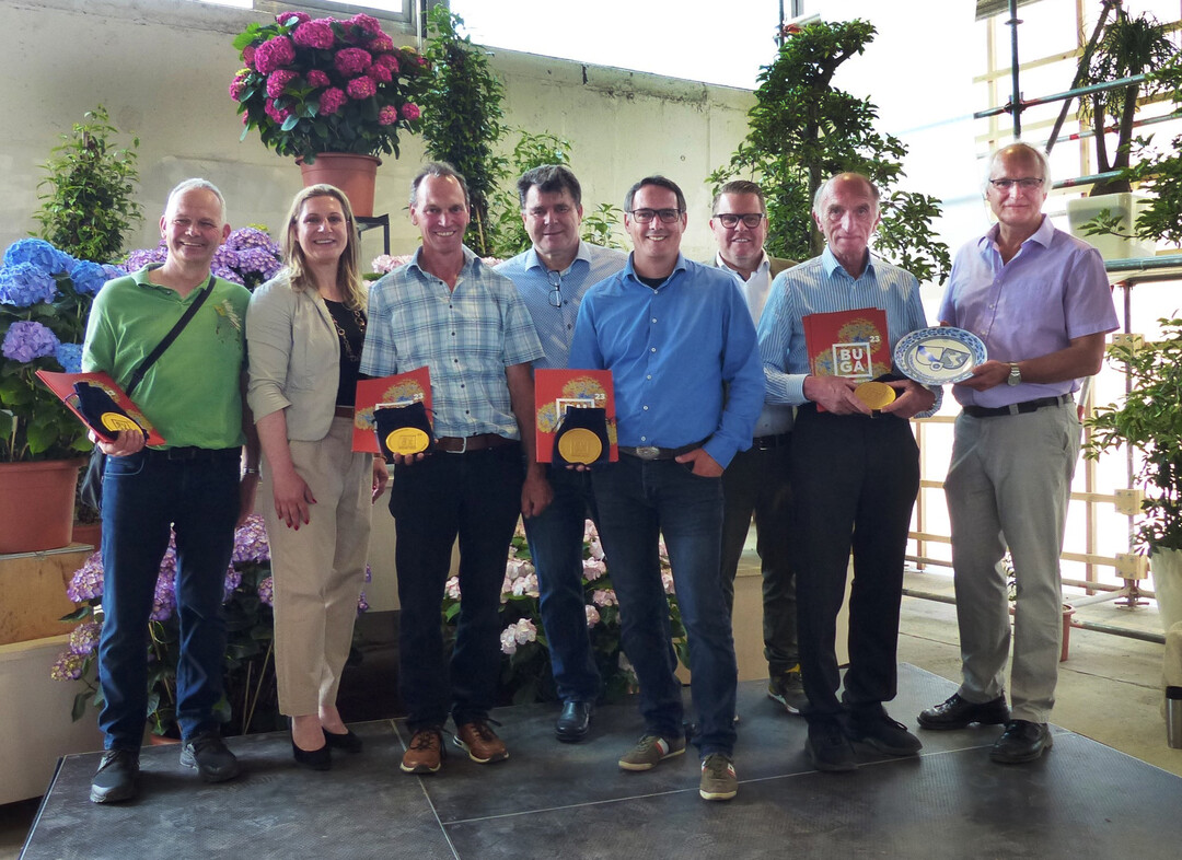 Hallenschau 6: "Von echten Helden, vom Arbeiten und vom Feiern":Gruppenbild mit den anwesenden Preistrgern, von links: Bert von der Forst, Lydia Frotscher (DBG-Ausstellungsbevollmchtigte), Michael Opgenhoff, Heiner Esser (Geschftsfhrer Landesverband Gartenbau Nordrhein-Westfalen), Andreas Pellens, Rdiger Eckhardt (Leiter Projektabteilung Grtnerische Ausstellungen DBG), Peter Marseille und Manfred Kohl, (Fachbereichsleiter Gartenbau der Landwirtschaftskammer NRW).