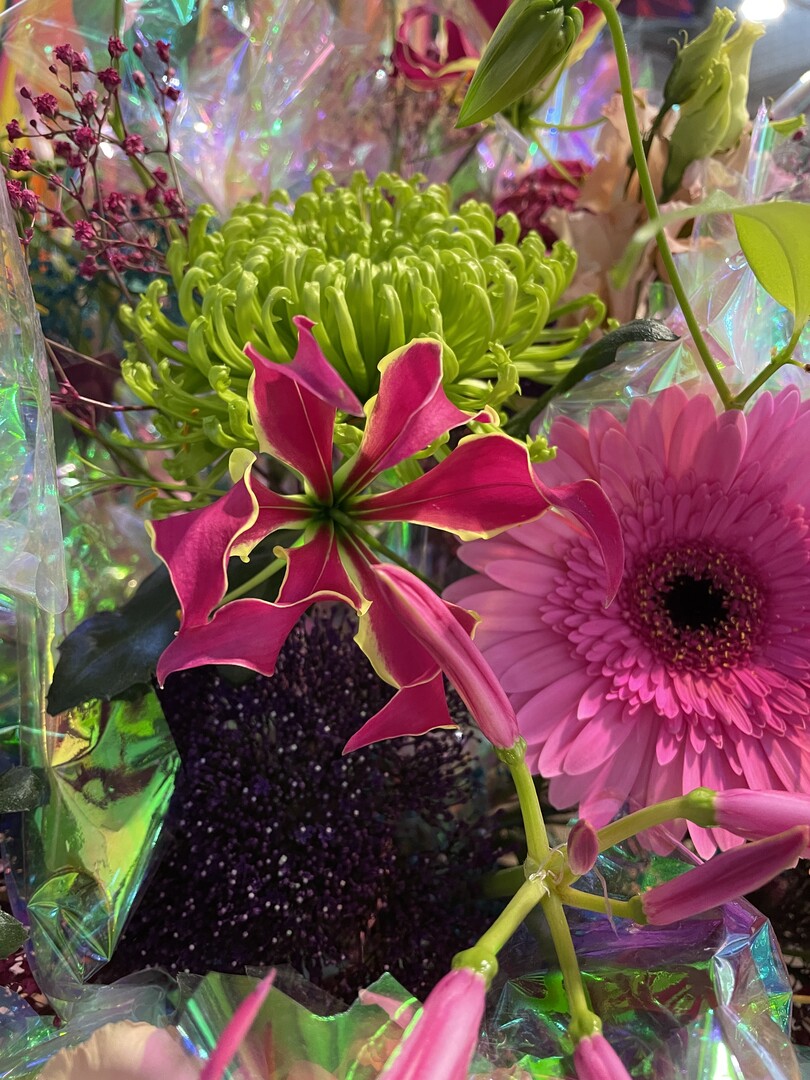 Hallenschau 7: Zurck in die Zukunft:Strue als hohe floristische Kunst: Hier werden Blten und Materialien in Szene gesetzt, die an die 1990er Jahre erinnern.
