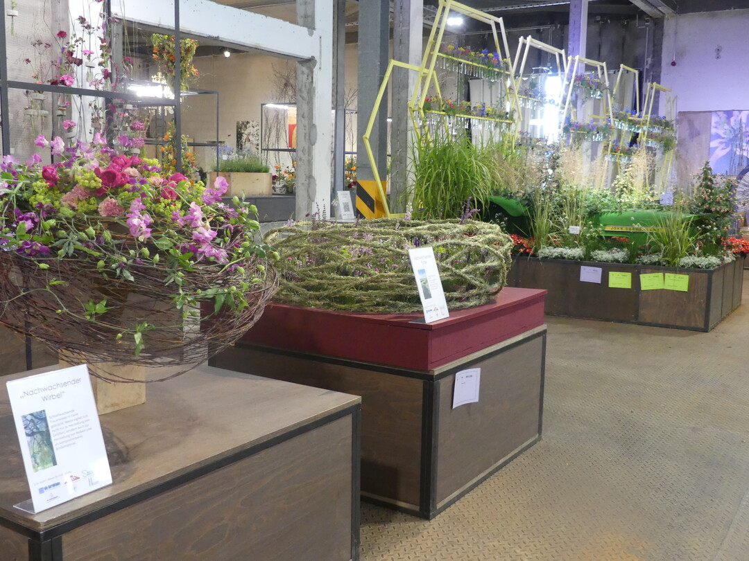 Ohne Kunststoff und damit Restmll, dafr mit viel handwerklichem Geschick und ziemlich stylisch
sind die verschiedenen Werkstcke in der Blumenhallenschau Nummer 9 auf der BUGA Mannheim
2023 gestaltet worden.