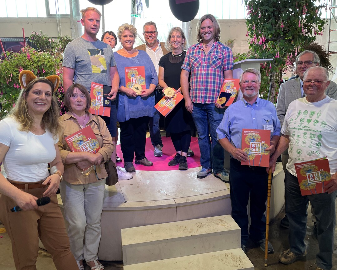 Preisverleihung mit den anwesenden Preisträger*innen sowie Lydia Frotscher, der Ausstellungsbevollmächtigten der DBG (links), Rüdiger Eckhard (DBG, Mitte) und Hans-Jürgen Schnur, Vorsitzenden der Deutschen Fuchsien-Gesellschaft (2.v.r).