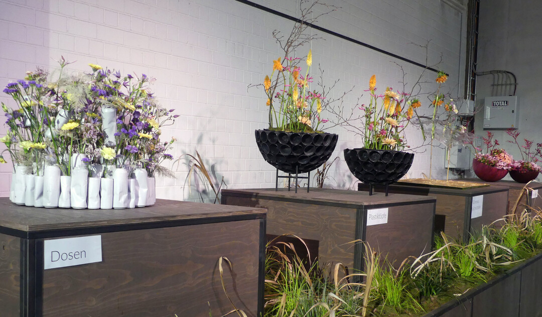Hallenschau 3, "IRL (in real life)":Fr die Verbindung von floralem und non-floralem Material und der Wiedergabe des Themas im Werkstck Upcycling wurde Tobias Niefenecker ebenfalls mit einem Ehrenpreis des Fachverbands Deutscher Floristen ausgezeichnet.