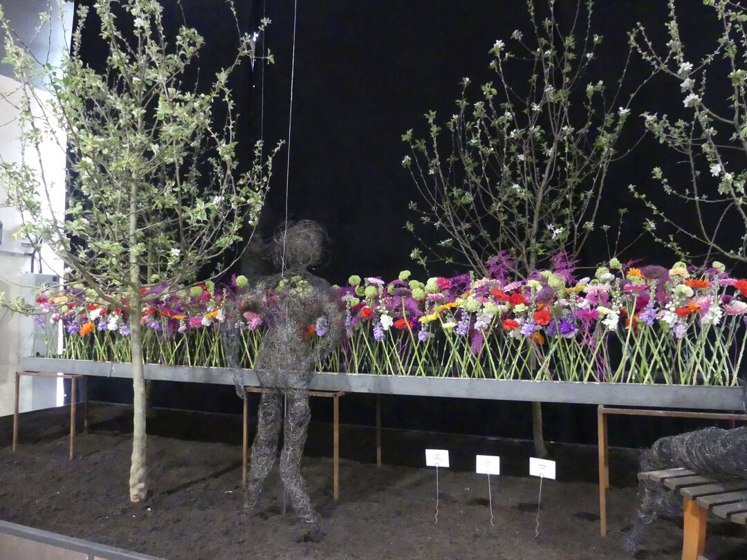 Hallenschau 3, "IRL (in real life)":ber den Ehrenpreis der Landwirtschaftskammer Niedersachsen fr ein umfangreiches Schnittblumensortiment in auffallender Qualitt kann sich die KURZ blumen GmbH aus Kornwestheim freuen, deren Produkte Michael Liebrich bei der Gestaltung der Blumenhalle verwendete.