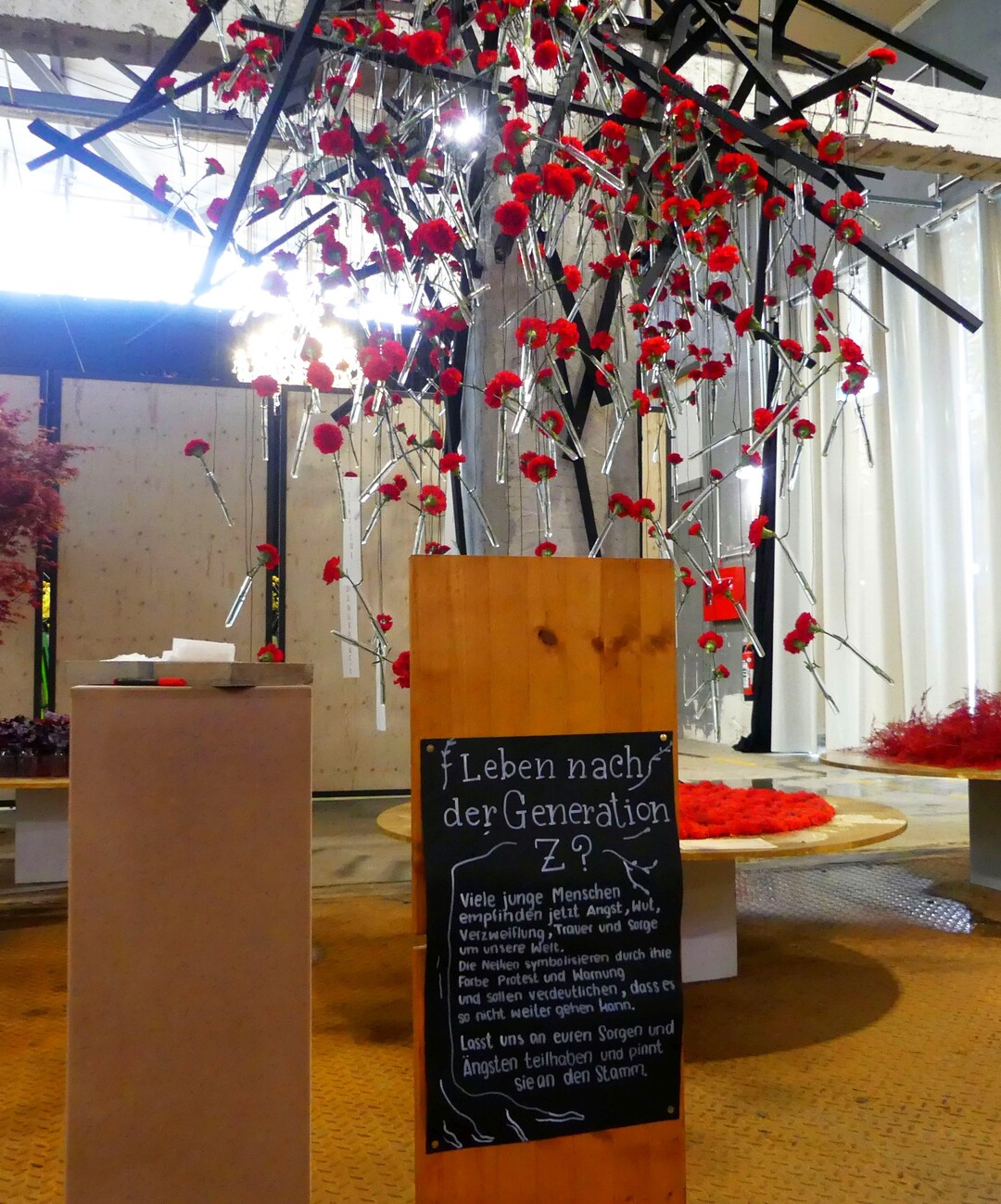 Hallenschau 3, "IRL (in real life)":ber den Ehrenpreis der Landwirtschaftskammer Niedersachsen fr ein umfangreiches Schnittblumensortiment in auffallender Qualitt kann sich die KURZ blumen GmbH aus Kornwestheim freuen, deren Produkte Michael Liebrich bei der Gestaltung der Blumenhalle verwendete.