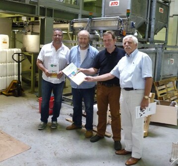 Bei einer kurzen Betriebsbesichtigung in Dsseldorf bergaben Harald Braungardt (links) und Prsident Prof. Dr. Matthias Diezemann (rechts) die INDEGA Unterlagen an Geschftsfhrer Mfit Turhan (zweiter v.l.) und Berthold Stern