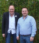 Frank Hutzel (rechts) und Jürgen Herrmannsdörfer bei der Staffelübergabe.