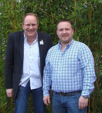 Frank Hutzel (rechts) und Jrgen Herrmannsdrfer bei der Staffelbergabe. 