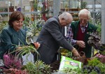 Mittelfranken: Die Bundestagsabgeordnete Marlene Mortler und der bayerische Ministerpräsident a.D. Dr. Günther Beckstein bepflanzten unter Anleitung des Betriebsinhabers in der GartenBaumschule Bittner einen Korb mit Blattschmuckpflanzen.