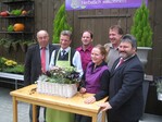 Niederbayern: Staatssekretär Bernd Sibler präsentiert zusammen mit Betriebsleiter-Ehepaar Hopf, Bürgermeister Alois Oswald (links), stellvertretendem Landrat Josef Färber (ganz rechts) und dem niederbayerischen Aktionsvorsitzenden Martin Schwarzer (zweiter von rechts) den eigenhändig bepflanzten Korb.