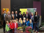 Oberpfalz: In Schwandorf bepflanzte Oberbürgermeister Helmut Hey (zweiter von links) in der Gärtnerei Irrgang zwei Gefäße für die Kinder des Kindergartens St. Anna.