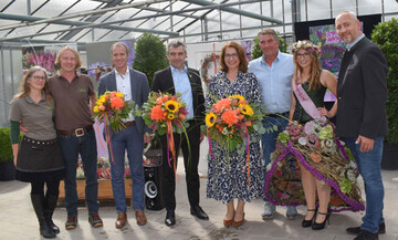Im Betrieb der Familie Bauer (links) fhlten sich die Ehrengste sichtlich wohl: (v.l.n.r.) Brgermeister Andreas Brigl, Landrat Alexander Anetsberger, Schirmherrin Tanja Schorer-Dremel, Kurt Scherdi (Initiator von Herbstlich willkommen), Calluna-Girl Anette Kreller sowie Reiner Steinhilber (Landesfachgruppenvorsitzender Einzelhandelsgrtner).