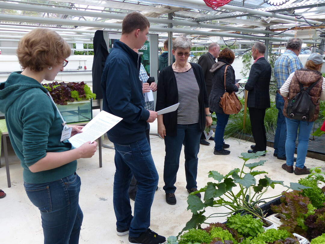 Hydroponic-Exotisches Gemse: (v. l.) Veronika Wurmser und Patrick Briem, beide Studierende an der Meisterschule fr Gemsebau, erluterten den Besuchern den Anbau von Pflanzen mit der Hydroponic-Methode im Schulgewchshaus. Im Hintergrund erklrte Andreas Schmitt (3. v. r.), Leiter des Schulprojektes, Verbrauchern den Anbau von exotischen Gemsearten, die sich auch fr den heimischen Erwerbsgemseanbau eignen.