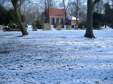 Die 120 Mustergrber im Ausstellungsteil Grabgestaltung und Denkmal auf der igs werden auf einem ehemaligen Friedhof rund um eine restaurierte Kapelle entste-hen. 