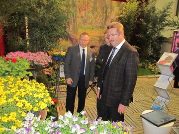 Neben Abgeordneten des Bundestages interessierten sich auch die Staatssekretre Dr. Robert Kloos, BMELV, (im Bild rechts daneben Dr. Hans-Joachim Brinkjans, stellvertretender
ZVG-Generalsekretr, und Ernst Burgbacher, Parlamentarischer Staatssekretr beim Bun-desminister fr Wirtschaft und Technologie, fr die aktuellen Problemstellungen des Gartenbaus.