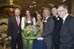 Bester Laune zeigten sich beim IGW-Eröffnungsrundgang in der Internationalen Blumenhalle (von links): Berlins Regierender Bürgermeister Klaus Wowereit, Bundeslandwirtschaftsminis-terin Ilse Aigner, Lisa Maurer, die Deutsche Blumenfee 2011/2012, Heinz Herker, Präsident des Zentralverbandes Gartenbau, Andreas Lohff, ZVG-Vizepräsident, sowie der Präsident des Deutschen Bauernverbandes (DBV), Gerd Sonnleitner.