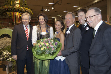 Bester Laune zeigten sich beim IGW-Erffnungsrundgang in der Internationalen Blumenhalle (von links): Berlins Regierender Brgermeister Klaus Wowereit, Bundeslandwirtschaftsminis-terin Ilse Aigner, Lisa Maurer, die Deutsche Blumenfee 2011/2012, Heinz Herker, Prsident des Zentralverbandes Gartenbau, Andreas Lohff, ZVG-Vizeprsident, sowie der Prsident des Deutschen Bauernverbandes (DBV), Gerd Sonnleitner.