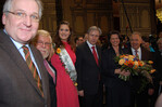Das Lächeln fällt leicht, wenn im Januar die Blumen blühen. Beim IGW-Eröffnungsrundgang
in der Internationalen Blumenhalle (von links): Jens Stechmann, Heinrich Hiep, die Deutsche
Blumenfee 2010/2011 Christiane Sander, Berlins Regierender Bürgermeister Klaus Wowereit,
Bundeslandwirtschaftsministerin Ilse Aigner und ZVG-Präsident Heinz Herker.