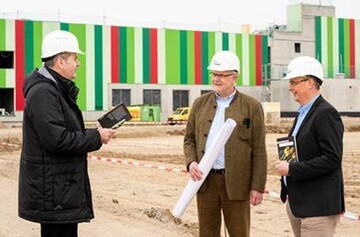  Ob das neue Vermarktungszentrum fr frisches Obst und Gemse bei Pfalzmarkt eG der Tatort fr einen Mord ist, wird noch nicht verraten. Fakt ist, dass Harald Schneider (im Bild mit schwarzer Jacke) seinen kultigen Kommissar im aktuell 20. Palzki-Band in und um Mutterstadt ermitteln lsst. Dass die beiden Pfalzmarkt-Vorstnde  Hans-Jrg Friedrich (Bildmitte) und Reinhard Oerther  als reale Personen im Krimi auftauchen, fhrt fast zwangslufig dazu, dass sie zum Kreis der Tatverdchtigen zhlen. 
