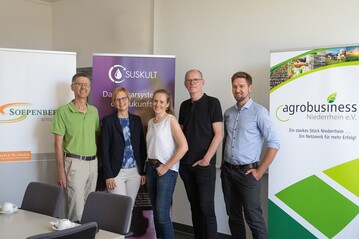 Von links: Dr. Joachim Clemens (SF-Soepenberg GmbH), Dr. Sandra Schwindenhammer (Justus-Liebig-Universitt Gieen), Kathrin Poetschki (Agrobusiness Niederrhein e.V.), Volkmar Keuter (Fraunhofer UMSICHT) und Dr. Dennis Blhse (EGLV) berichten ber Potentiale und Herausforderungen des Nhrstoffrecyclings aus Abwssern.