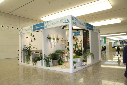 Die Insel "Living with plants" zeigt wie Pflanzen und Dekoartikel mit dem Sanitrsortiment. Der Fokus lag hier auf Pflanzen, die vermehrt Sauerstoff produzieren. 