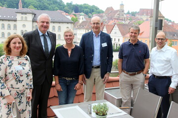 Gruppenbild mit dem Bund deutscher Baumschulen vor der Altstadtkulisse von Schwbisch Hall, von links: Kerstin Kuchmetzki (Referentin fr Verbandskommunikation), Helmut Selders (Prsident), Gabriele Bschorr (Vize-Prsidentin), Michael Kutter (Vize-Prsident), Bernhard von Ehren (Vize-Prsident), Markus Guhl (Hauptgeschftsfhrer)