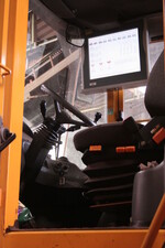 Alle Radlader sind per EDV und Bildschirm an das Produktionssystem angeschlossen - die Fahrer erkennen auf diese Weise sofort, wo sie als nächstes gebraucht werden.