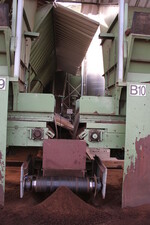 Start eines Förderbands im Freien - von hier gelangen Substratkomponenten ins Innere des Werks. Umfangreiche Sicherungstechnik sorgt dafür, dass die Anlage bei Verstopfungen und Fehlfunktionen sofort gestoppt wird.