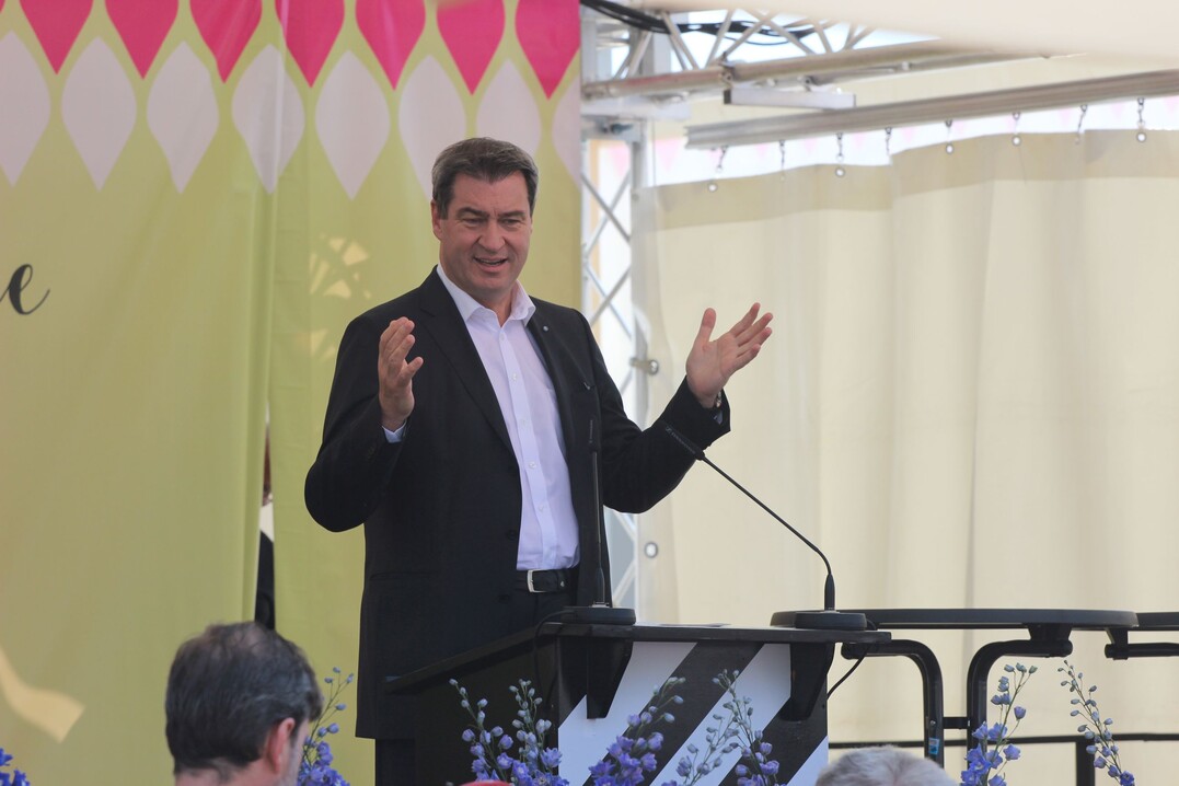 "Ich kenne keine Gemeinde in Bayern, die nicht dauerhaft von ihrer Gartenschau profitiert htte", sagte Bayerns Ministerprsident Markus Sder bei der Erffnung der Gartenschau in Wassertrdingen.