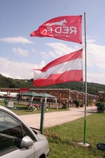 Der "rote Fuchs" zu Gast in Österreich. Keiner der zahlreichen Besucher wollte auf dieses erste Bild, schließlich waren sie ja auch nicht wegen Fahnen gekommen ...