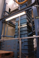 Anlage fürs Pressen von Big Bales für den Produktionsgartenbau. Das Substrat wird oben seitlich eingefüllt und von oben gepresst.