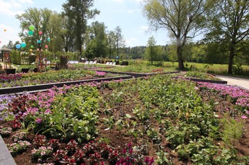 Der Wrnitzpark erlaubt einen Blick von der Gartenschau hinaus in die weite liebliche Landschaft mit dem Flsschen Wrnitz, Wiesen und Wldern.