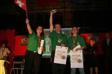 Die Schweizer gewannen mit zwei Teams sowohl die Gold- als auch die Silbermedaille. Hier das Goldteam mit Sabine Halbeisen, Ives Rolli und Barbara Steiner (von links)