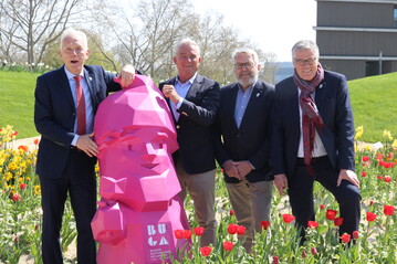 Der gar nicht so kleine BUGA-Zwerg Karl bat zum Gruppenbild (von links): Harry Mergel (Oberbrgermeister Stadt Heilbronn), Thomas Strobl (Innenminister Baden-Wrttemberg), Jochen Sandner (Geschftsfhrer der Deutschen Bundesgartenschau-Gesellschaft) und Hanspeter Faas (Geschftsfhrer der BUGA Heilbronn)