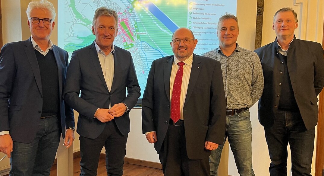 Martin Richter-Liebald, Geschäftsführer Bayerische Landesgartenschau GmbH, Bürgermeister Andreas Bratzdrum, Gerhard Zäh, Vorsitzender der Bayerischen Landesgartenschau GmbH, Walter Schöberl und Michael Blanck, beide Geschäftsführer der Landesgartenschau Tittmoning 2024 GmbH.