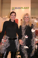 Nachahmenswert: Mit einer Blumendeko werden die unauffälligsten Frauen attraktiv, wie das Bild eindrücklich beweist ...