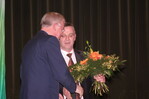 Nein, hier wird nicht um den Blumenstrauß gestritten - das Bild zeigt den Moment zwischen Dankeshandschlag und Blumenübergabe von (Gärtner-)Präsident an (Minister-)Präsident ...