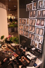 Im Rahmen einer Trendausstellung luden die Dänen zu einer Vorher-Nachher-Aktion ein - Besucher konnten sich von einer Visagistin verschönern lassen.