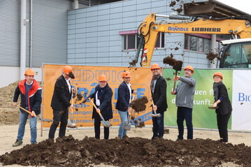 Spatenstich fr das neue Logistikzentrum von BioFa, von links: Daniel Brndle, Geschftsfhrer Ludwig Brndle Hoch- und Tiefbau GmbH & Co. KG, Willi Baier, Kreissparkasse Reutlingen, Mike Mnzing, Brgermeister Stadt Mnsingen, Frank Volk, Geschftsfhrer Biofa GmbH, Daniel Zingg, CEO Andermatt Group, Ralf Hintz, Logistikleiter Biofa GmbH
- Alice Botzian, Architekturbro Kilian + Partner PartGmbB