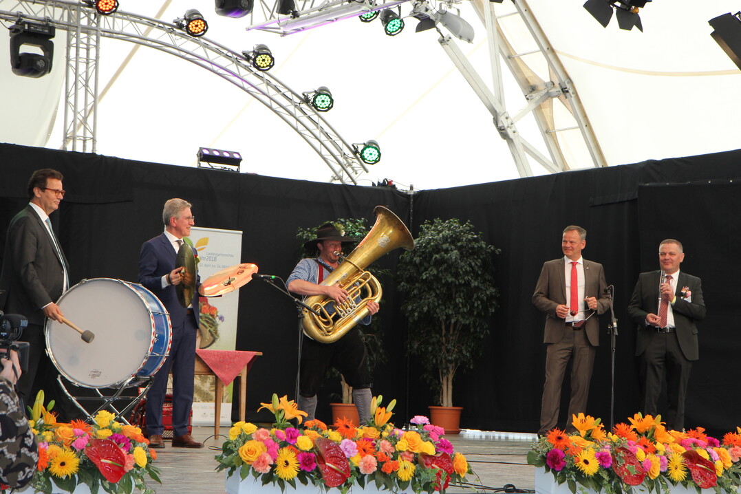 Martin Wangler alias Fidelius Waldvogel (Mitte) probt mit Landwirtschaftsminister Peter Hauk, Oberbürgermeister Dr. Wolfgang G. Müller, Landrat Frank Scherer und Gerhard Hugenschmidt, Präsident des Gartenbauverbandes Baden-Württemberg-Hessen, die Hymne der Landesgartenschau Lahr (von links).