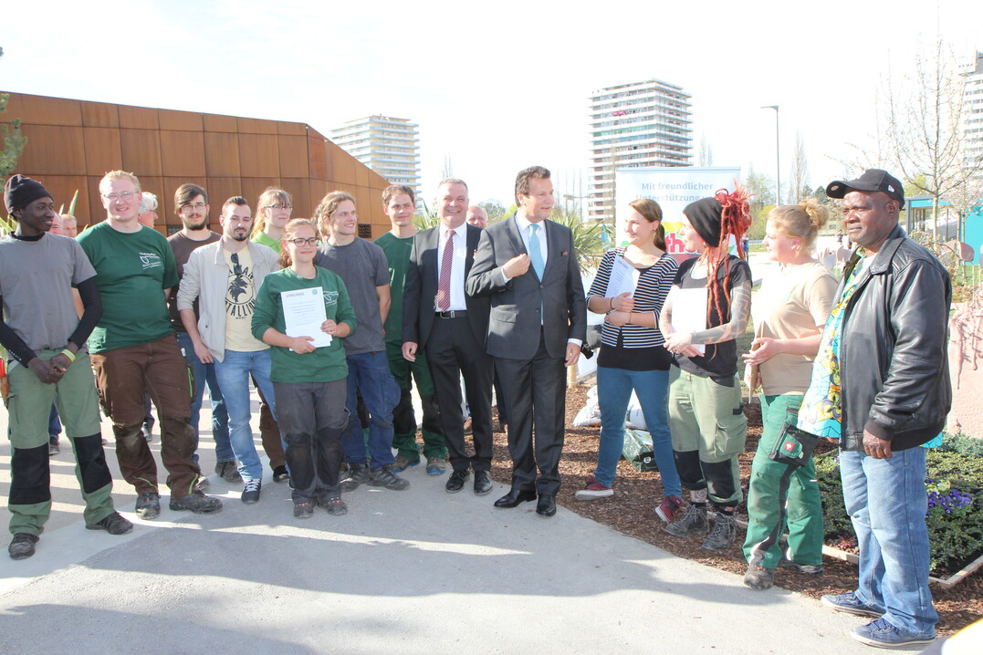 Minister Hauk prämierte am Eröffnungstag der Landesgartenschau Lahr die Gewinner des Friedhofgärtner-Cups.