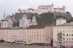 Salzburg - Stadt der Mozartkugeln und der Reiseführerinnen im grünen Gewand ...