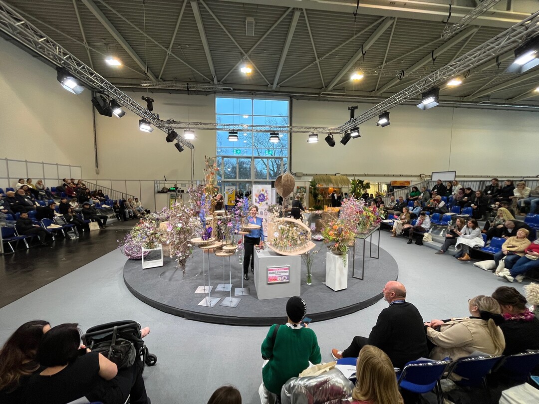 Die große Drehbühne der IPM Flower Stage in Halle 5 bietet den ganzen Tag über ein spannendes Programm.