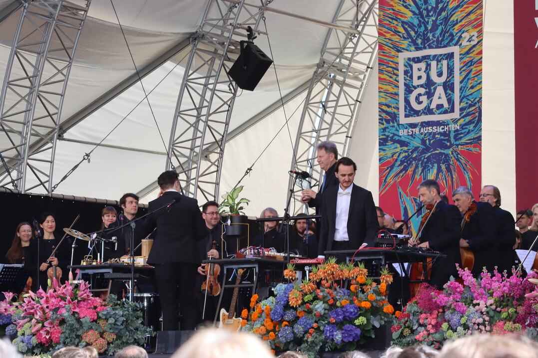 Die Erffnungsfeier der BUGA Mannheim 2023 stand im Zeichen der internationalen Stdtepartnerschaft und wurde daher vom Haifa Symphony Orchestra musikalisch begleitet. Unter dem Titel RHIZOM entstand ein elektronisch-symphonisches Werk, in Kooperation zwischen dem Orchester aus Mannheims Partnerstadt und den beiden Musikern Ziggy Has Ardeur und Konstantin Gropper (Get Well Soon), das anlsslich der BUGA 23-Erffnung uraufgefhrt wurde.