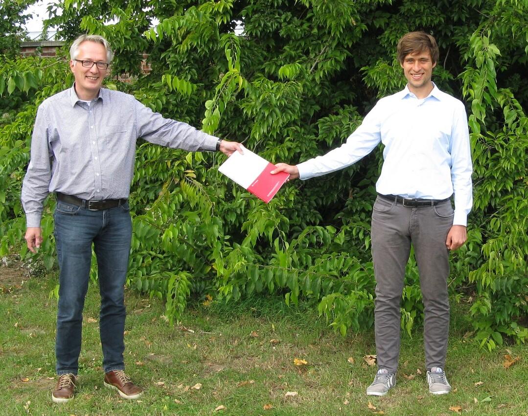 Robert Luer (rechts) wird als Geschftsfhrer des Zentrums fr Betriebswirtschaft im Gartenbau Nachfolger von Dr. Bernd Hardeweg, der an die HTW Dresden wechselt.